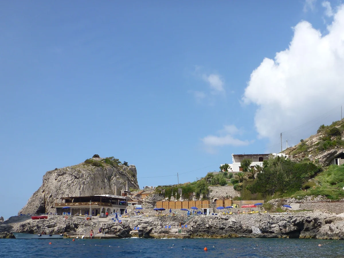 Island Restaurants - Waterfront dining experiences accessible only by boat