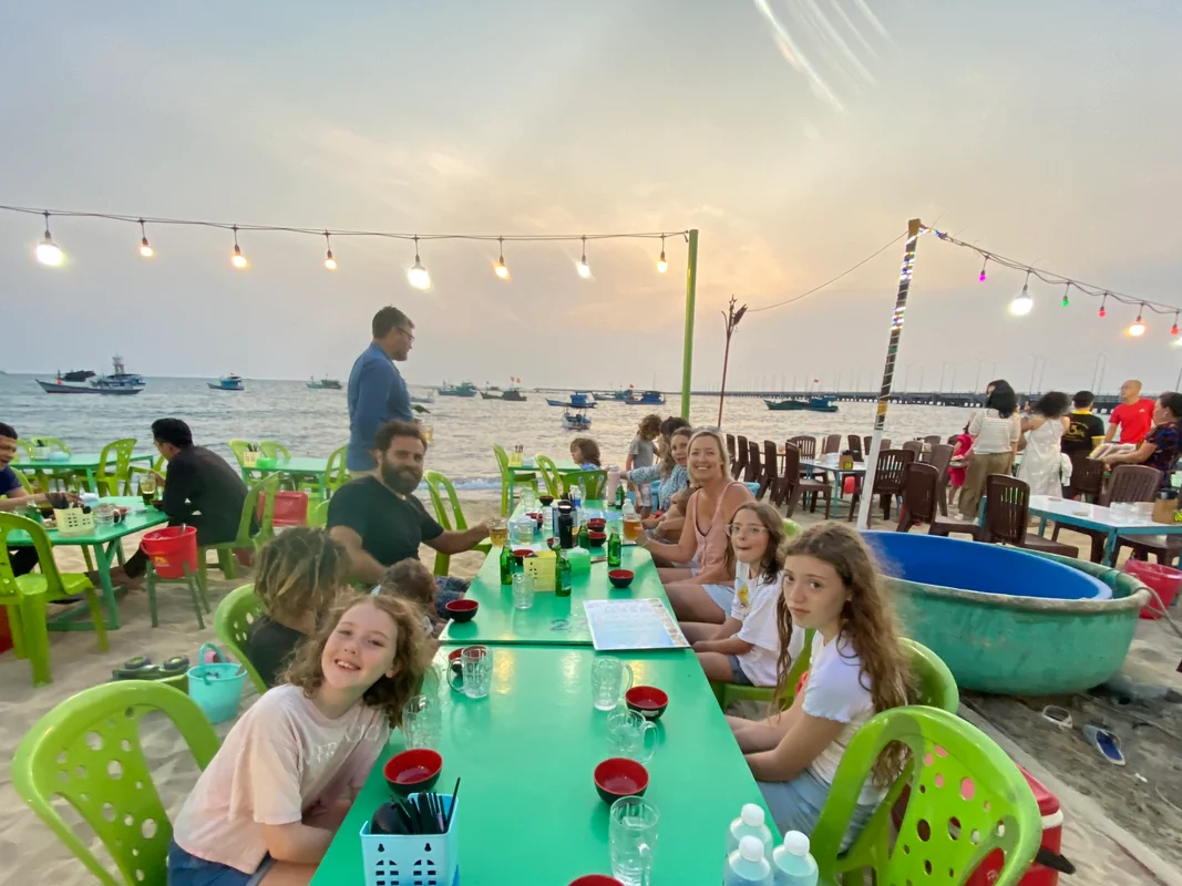 Seaside dinner on Phu Quoc Vietnam 2023 - Worldschooling families enjoying beach dining together