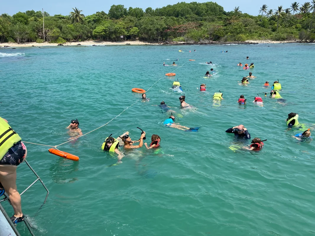 Worldschooling snorkel tour Phu Quoc Vietnam 2023 - Families enjoying marine learning activities